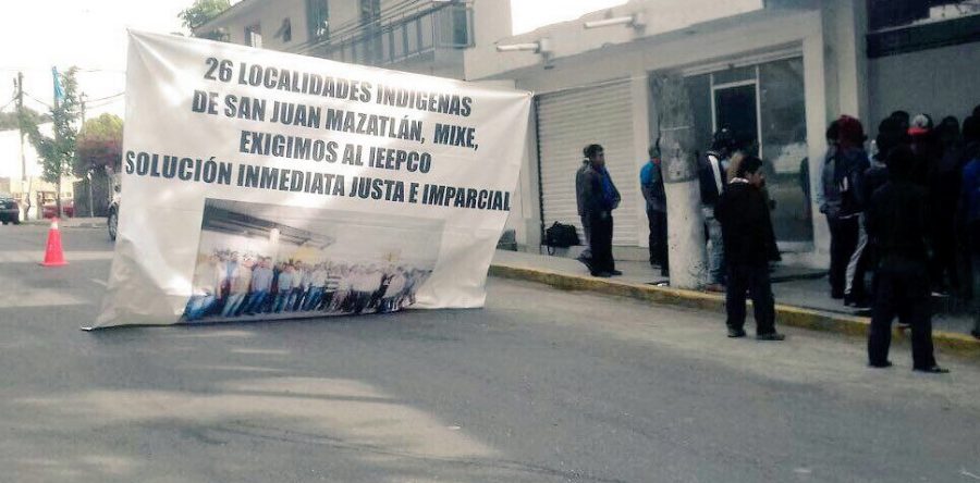Se mantienen en protesta pobladores de Mazatlán Mixes en IEEPCO