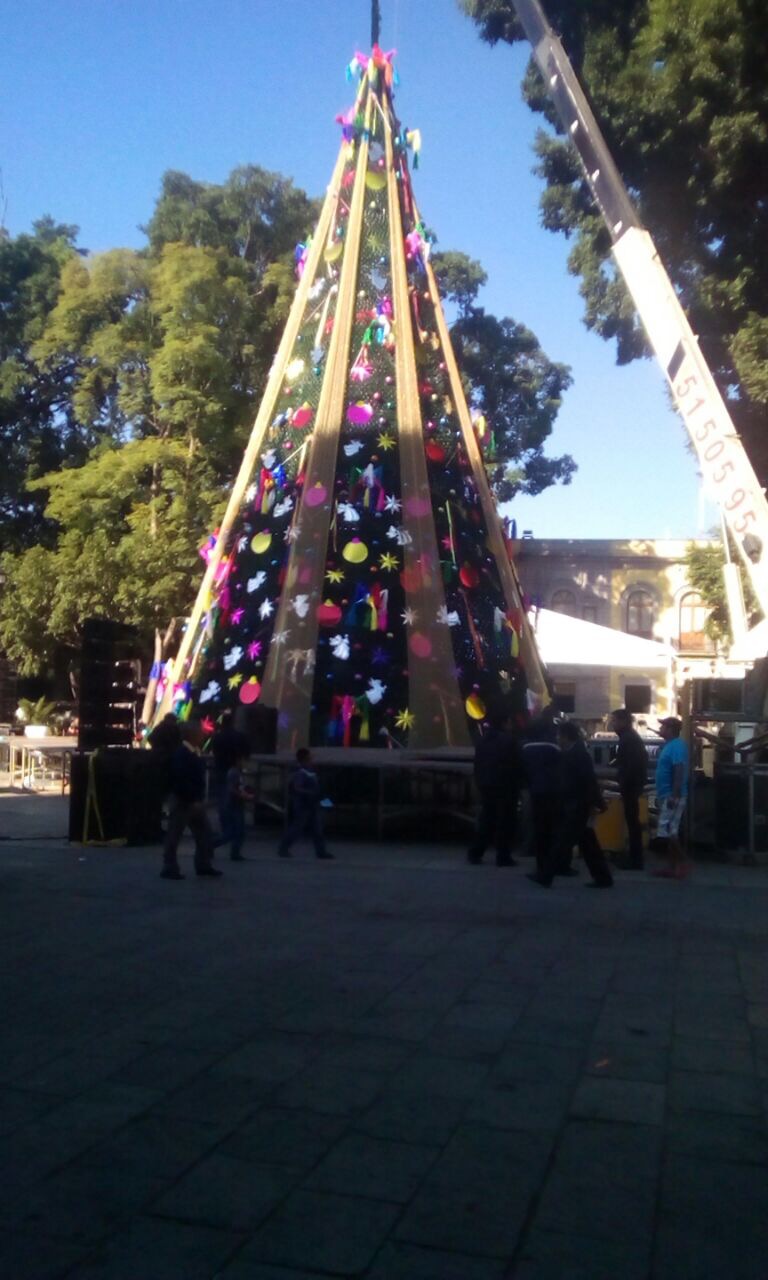 Listo árbol navideño para ser encendido esta noche