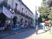 Continúan triquis, organizaciones sociales y un grupo reducido de desplazados en Zócalo de la Ciudad