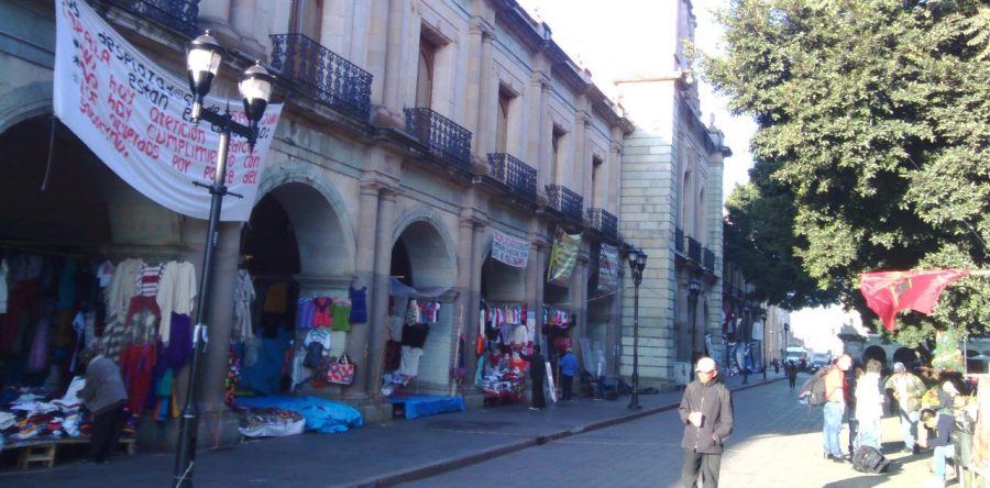 Continúan triquis, organizaciones sociales y un grupo reducido de desplazados en Zócalo de la Ciudad