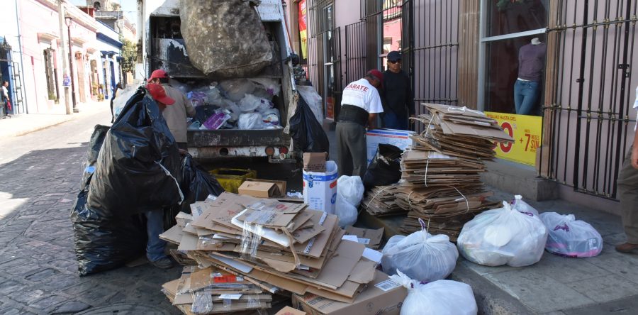Continúa recolección de basura en el Centro Histórico y diversas colonias y agencias de la capital oaxaqueña