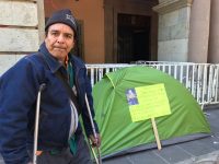 Continúa huelguista de hambre en el zócalo, autoridades de salud han ignorado su caso