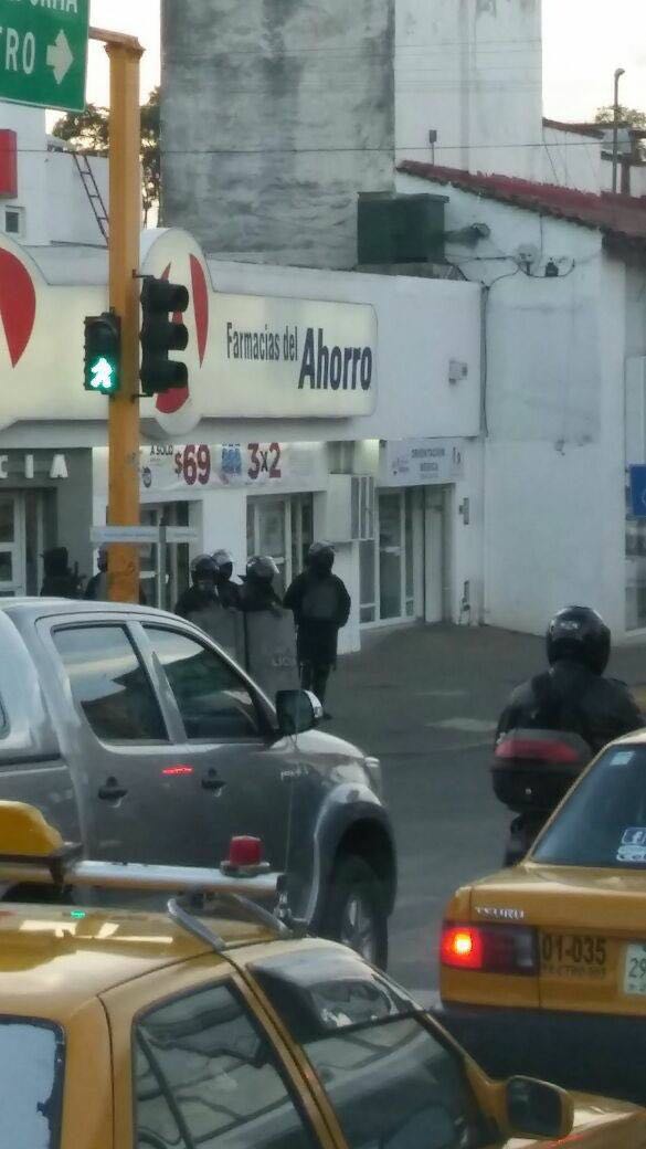 Policías resguardan calles cercanas a Hospital Civil; trabajadores no caerán en confrontaciones, aseguran