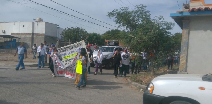Avanza marcha de maestros en el Istmo; exigen reconstrucción de escuelas