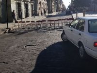 Continúan estudiantes de Derecho de la UABJO tomando clases en la calle.