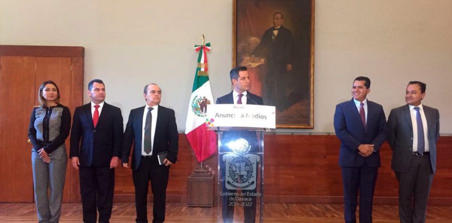 Toma protesta Murat Hinojosa a nuevo funcionarios públicos.