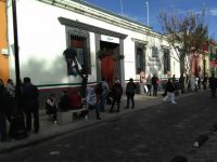 Protestan trabajadores de salud en oficinas de gobierno