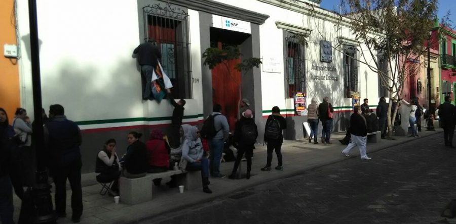 Protestan trabajadores de salud en oficinas de gobierno