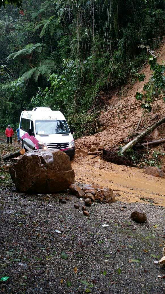 8 volcaduras y derrumbes saldo del Frente Frío número 25