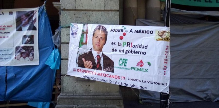 Colocan mantas jubilados y pensionados contra el gobierno estatal y federal