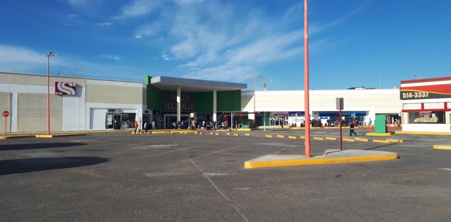 Trabajadores de salud volantean en plazas comerciantes.