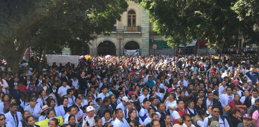 Protestan trabajadores de salud en Oaxaca