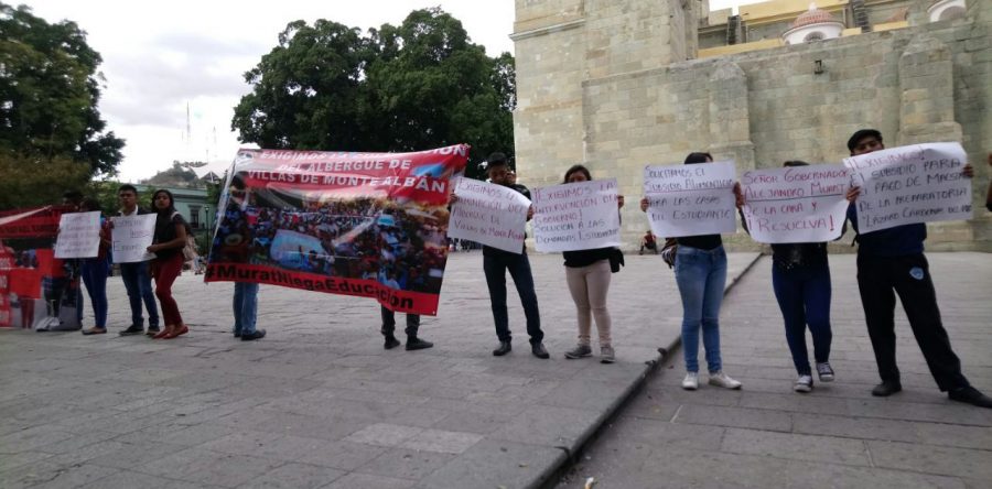 Exigen estudiantes conclusión de obras para su albergue en San Martín Mexicapan