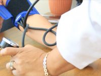 Ofrecen atención y orientación médica permanente a usuarios en espacios públicos