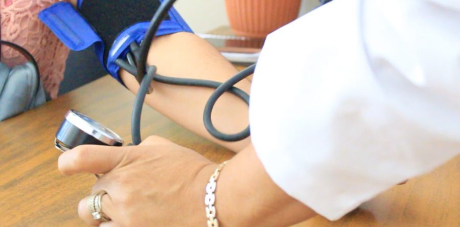 Ofrecen atención y orientación médica permanente a usuarios en espacios públicos