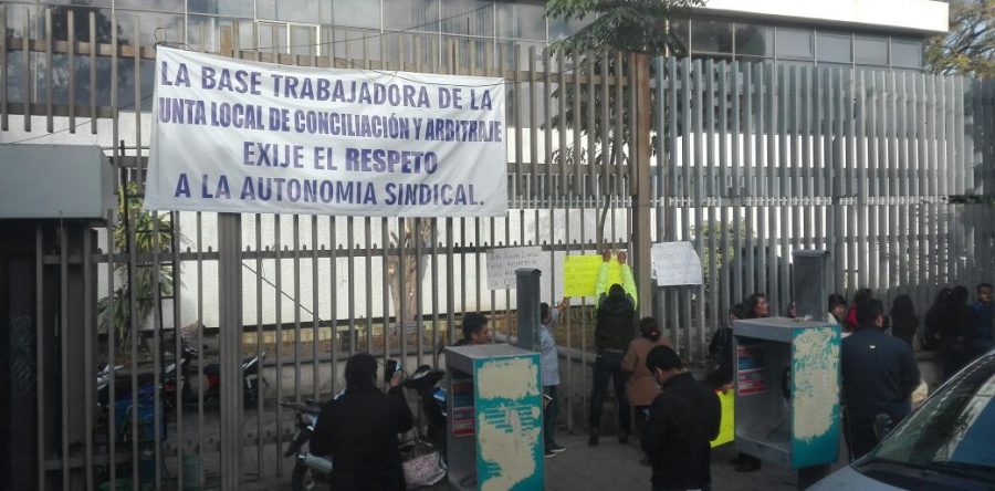 Trabajadores de la JLCyA pelean estacionamiento