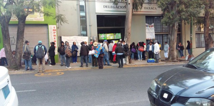 Incumplimiento de pagos provoca movilización de maestros jubilados y pensionados en Oaxaca