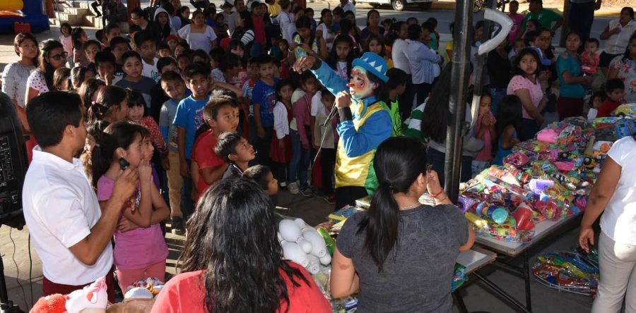 DIF Municipal entrega juguetes a niñas y niños de agencias municipales y de policía