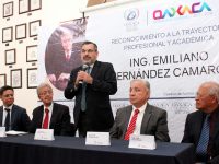 Reconoce edil capitalino labor académica de Emilio Hernández Camargo