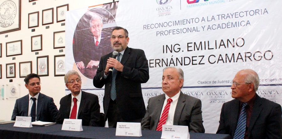 Reconoce edil capitalino labor académica de Emilio Hernández Camargo