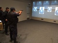 Capacitan a elementos policiales en simuladores de tiro virtual