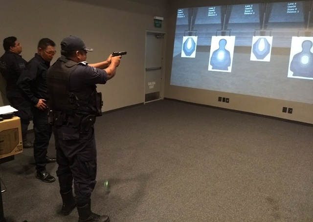 Capacitan a elementos policiales en simuladores de tiro virtual