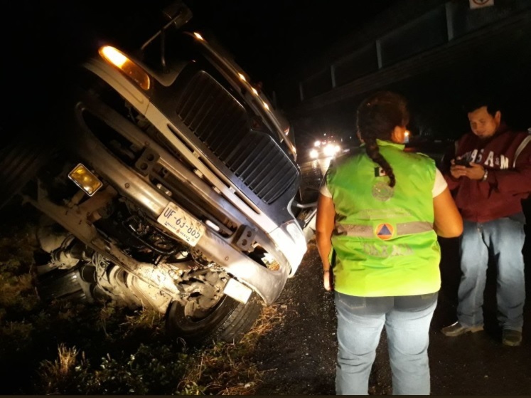 Volcaduras y derrumbes ocasionan efectos del Frente Frío 25 en Oaxaca: CEPCO