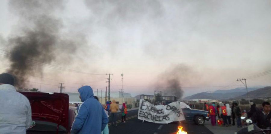 Afecta bloqueo de carretera 190 en Tlacolula a decenas de habitantes