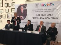 Entrega Ayuntamiento Capitalino reconocimiento al fundador del ITO.