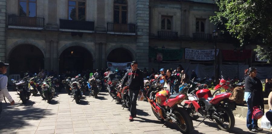 Motociclistas protestan por el pago a la verificación de emisión atmosférica