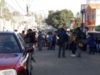 Padres de familia de una Primaria piden la salida de sus maestros.