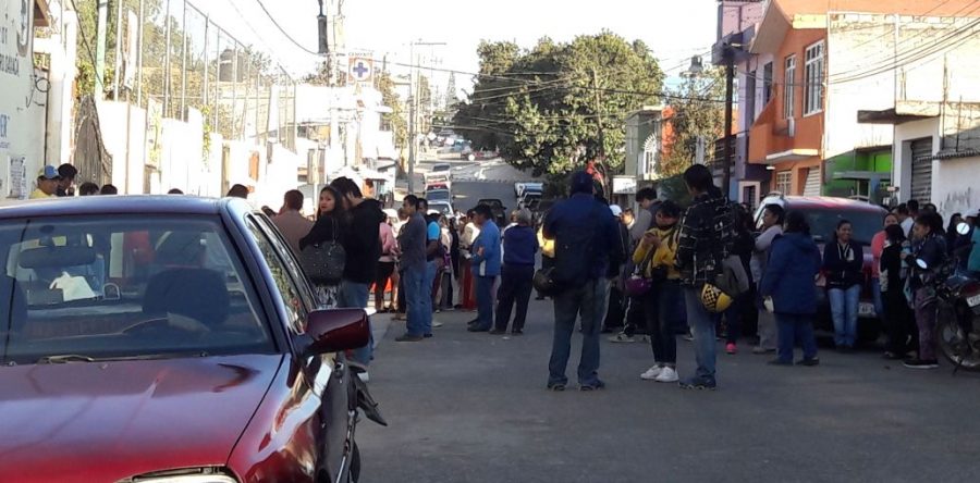 Padres de familia de una Primaria piden la salida de sus maestros.
