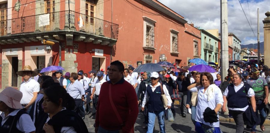 Marchan trabajadores de Salud para solicitar la intervención de Murat Hinojosa en su problemática.