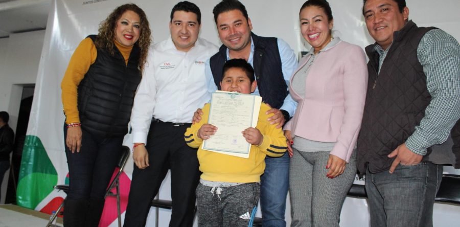 Raúl Cruz brinda certeza jurídica, con la entrega 1200 actas de nacimiento en Santa Lucía del Camino.