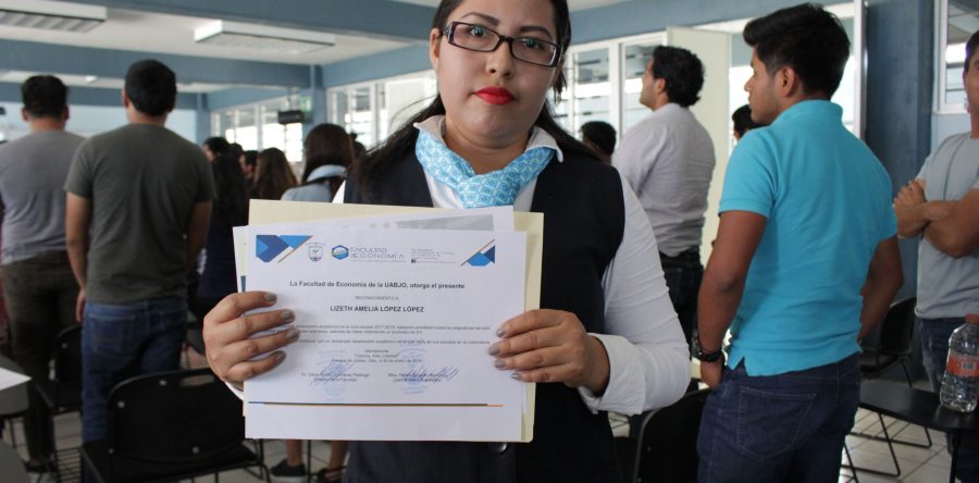 Reconocen desempeño y preparación continua de estudiantes de Economía UABJO