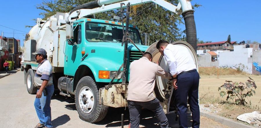 Labores de desazolve en red sanitaria de Santa Lucía del Camino por parte de Raúl Cruz.