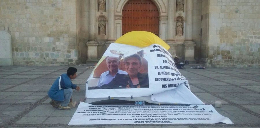 Continúan atletas paralimpicos en plantón, exigen beca vitalicia