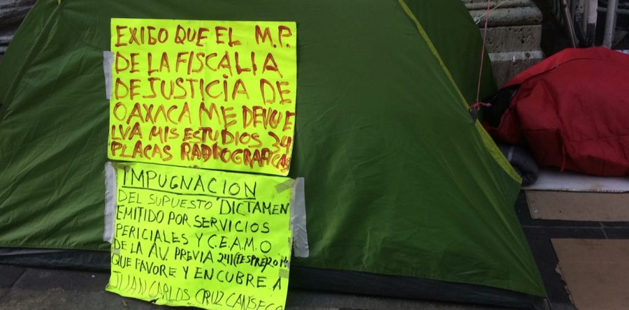 Recibe manifestante atención médica; van cinco días de huelga de hambre