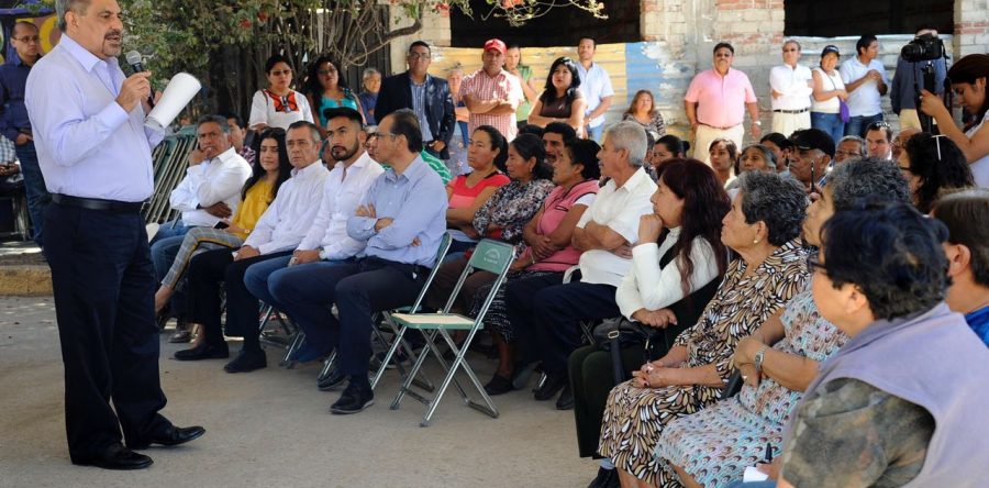 Cumple Hernández Fraguas con vecinos de la Agencia de San Martín Mexicapam