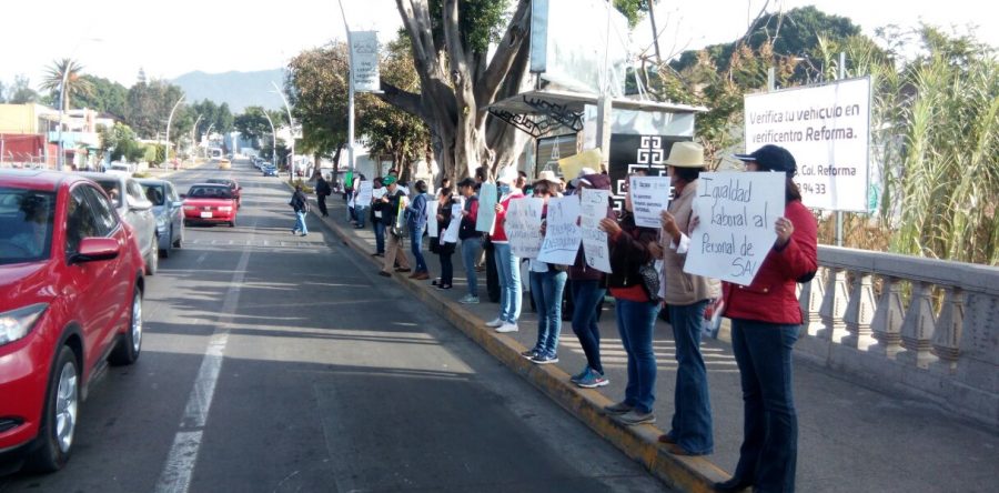 Continúan protestas y volanteos en cruceros por parte de trabajadores de salud