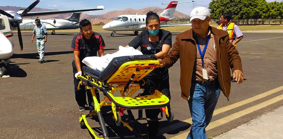 Continúan brindando atención médica a pacientes por accidente aéreo