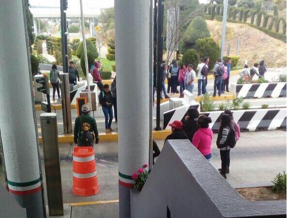 Normalistas de Huajuapan toman Caseta de Suchixtlahuaca