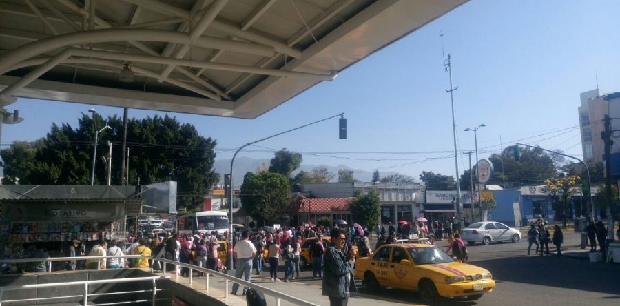 Padres de familia bloquean calles de la ciudad