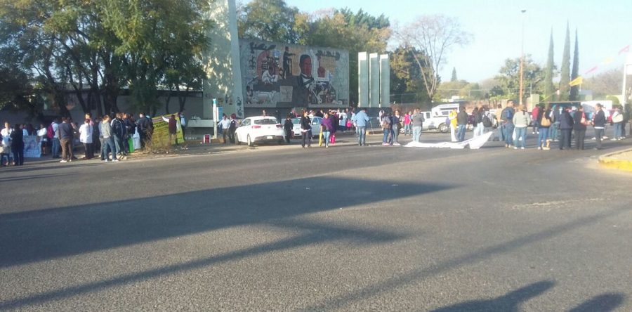 Bloquean de nuevo empleados de salud cruceros de Oaxaca