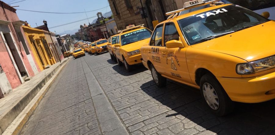 Al menos 300 taxis amarillos bloquean  calles de la Capital