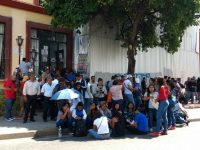 S-22 bloquea calzada de la República para exigir contratación de normalistas.