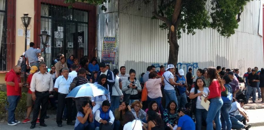 S-22 bloquea calzada de la República para exigir contratación de normalistas.