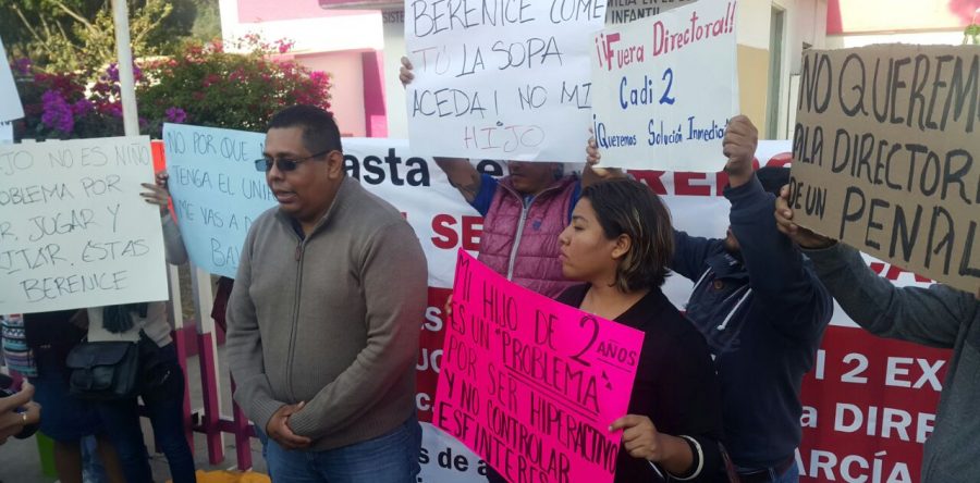 Padres del CADI No. 2 protestan en sus instalaciones