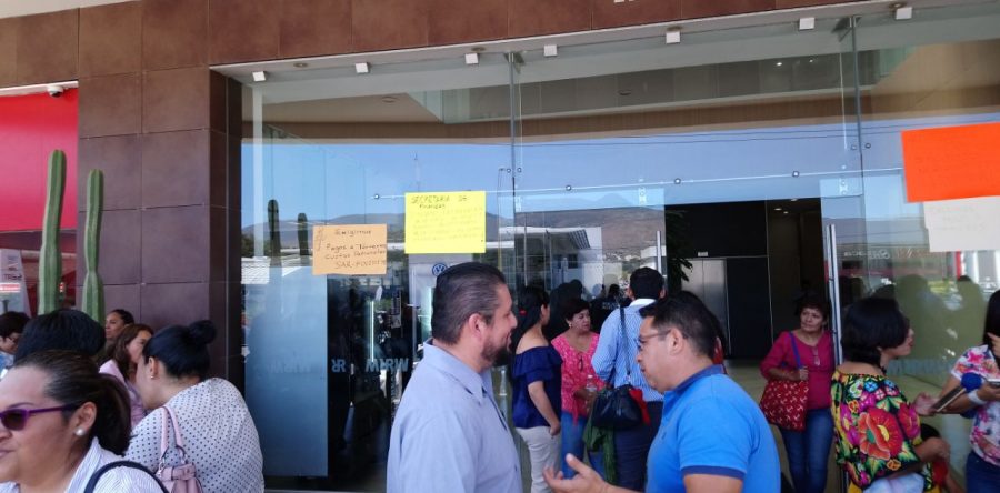 Trabajadores del COBAO protestan en sus oficinas.