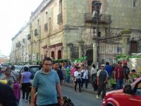 Convierten calle de Flores Magón en estacionamiento de funcionarios de gobierno